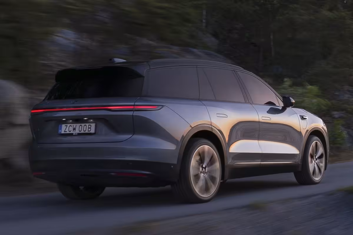 NIO EL8