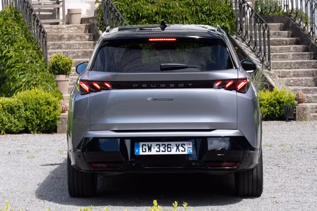 Peugeot e-5008