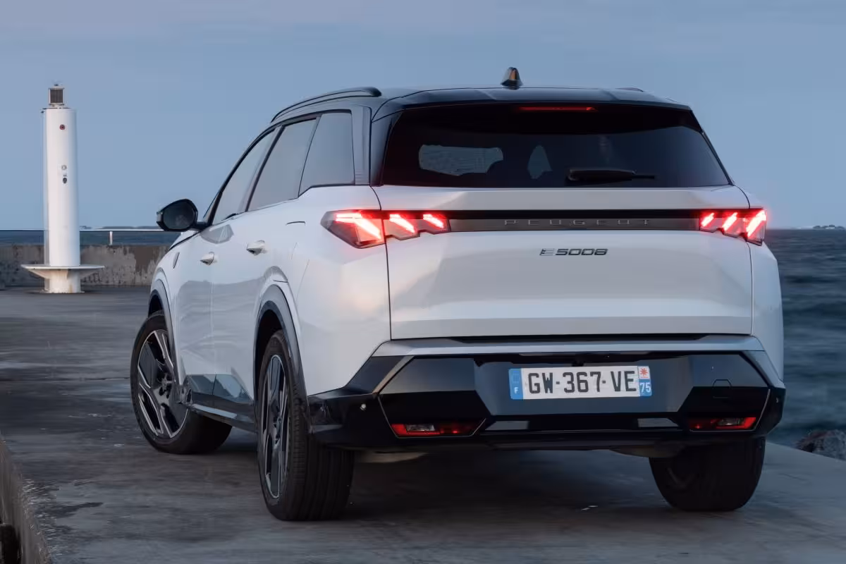 Peugeot e-5008