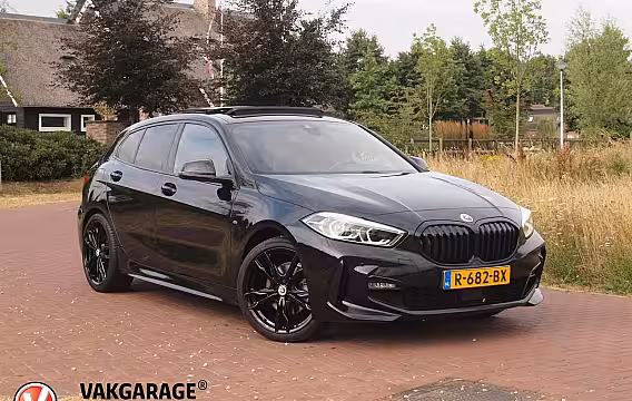BMW 1-serie 118i Business Edition Plus | M-Pakket | Schaalstoelen | Panoramadak | Trekhaak | Camera |