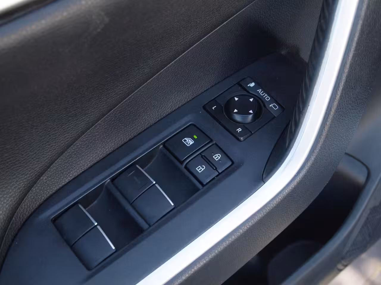 Toyota RAV4 2.5 Hybrid AWD Active | Camera | Trekhaak 1650 trek gewicht | Apple Carplay | Navi | Cruis