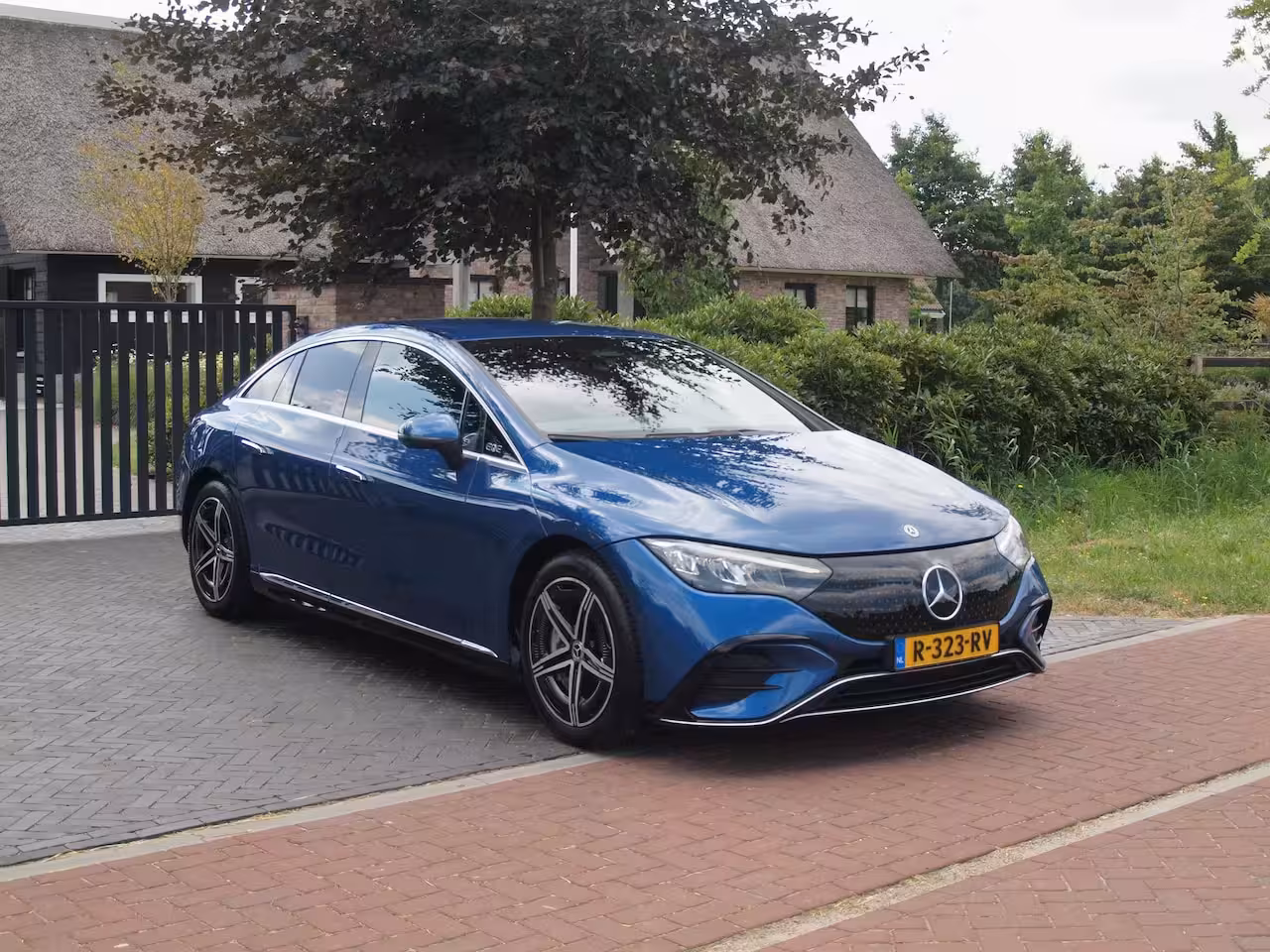 Mercedes-Benz EQE 350+ AMG Line 91 kWh | Burmester | Camera | Sfeerverlichting | ACC | NL-Auto |