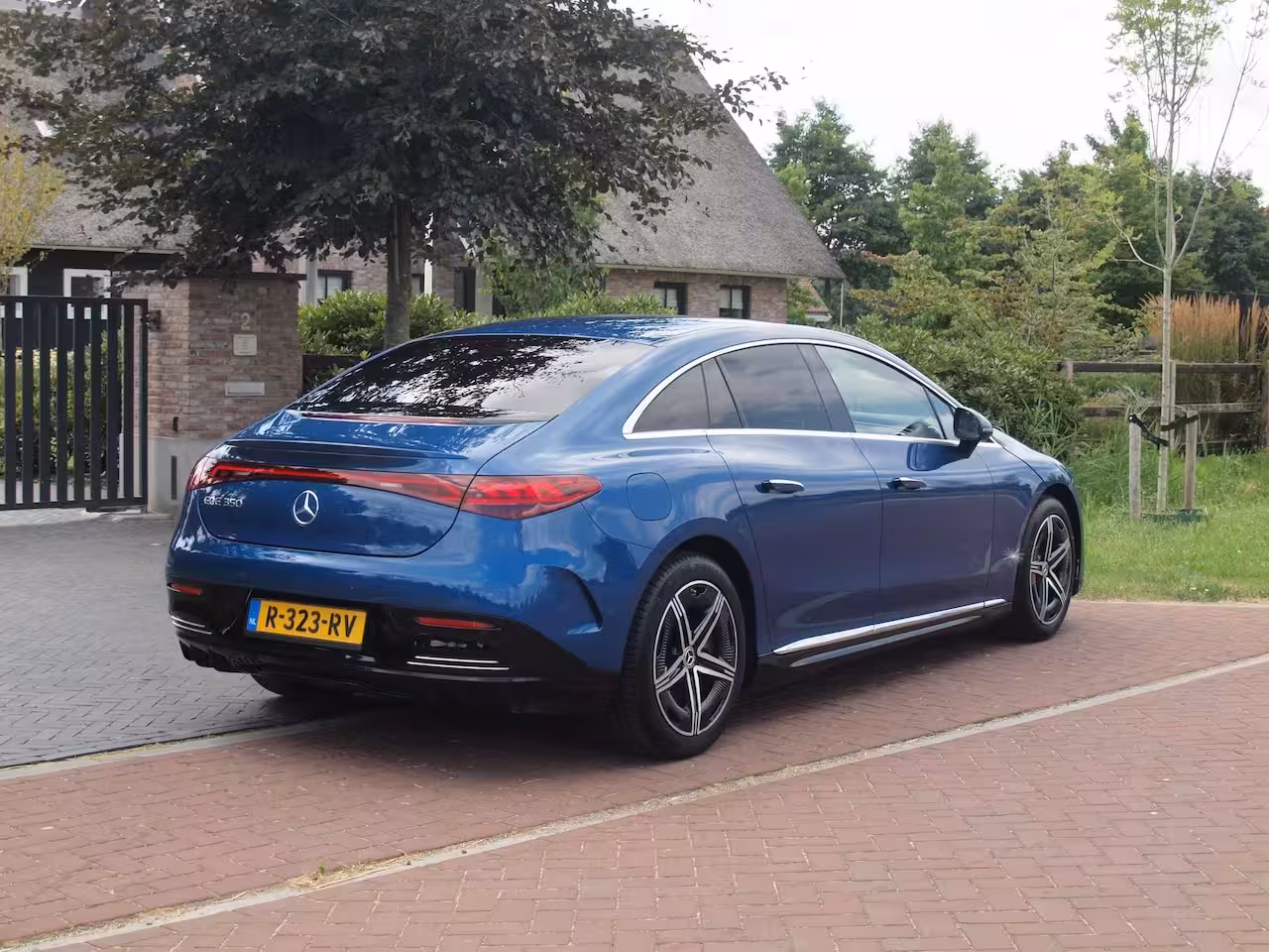Mercedes-Benz EQE 350+ AMG Line 91 kWh | Burmester | Camera | Sfeerverlichting | ACC | NL-Auto |