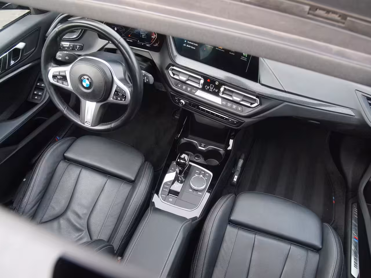 BMW 1-serie 118i Business Edition Plus | M-Pakket | Schaalstoelen | Panoramadak | Trekhaak | Camera |