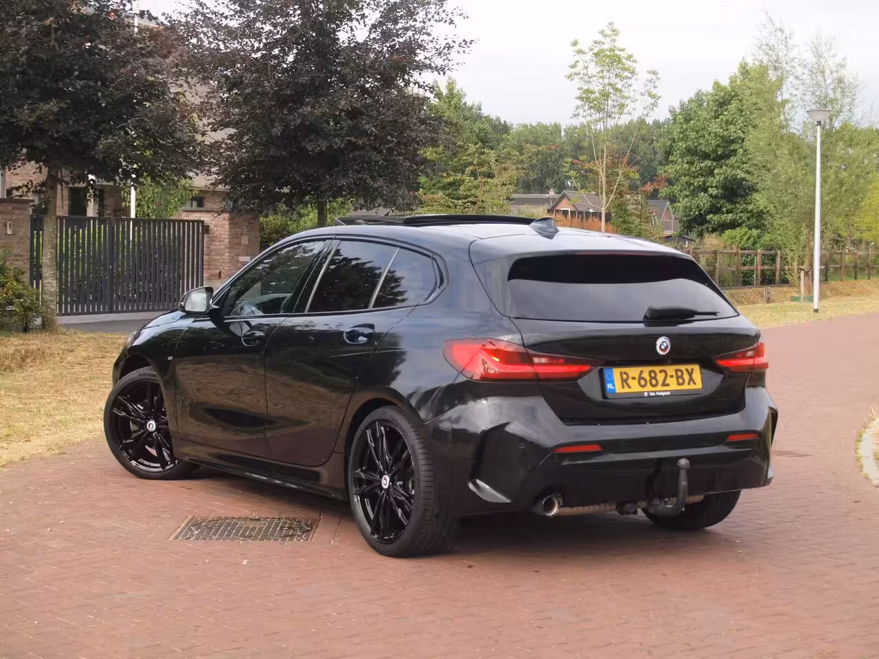 BMW 1-serie 118i Business Edition Plus | M-Pakket | Schaalstoelen | Panoramadak | Trekhaak | Camera |