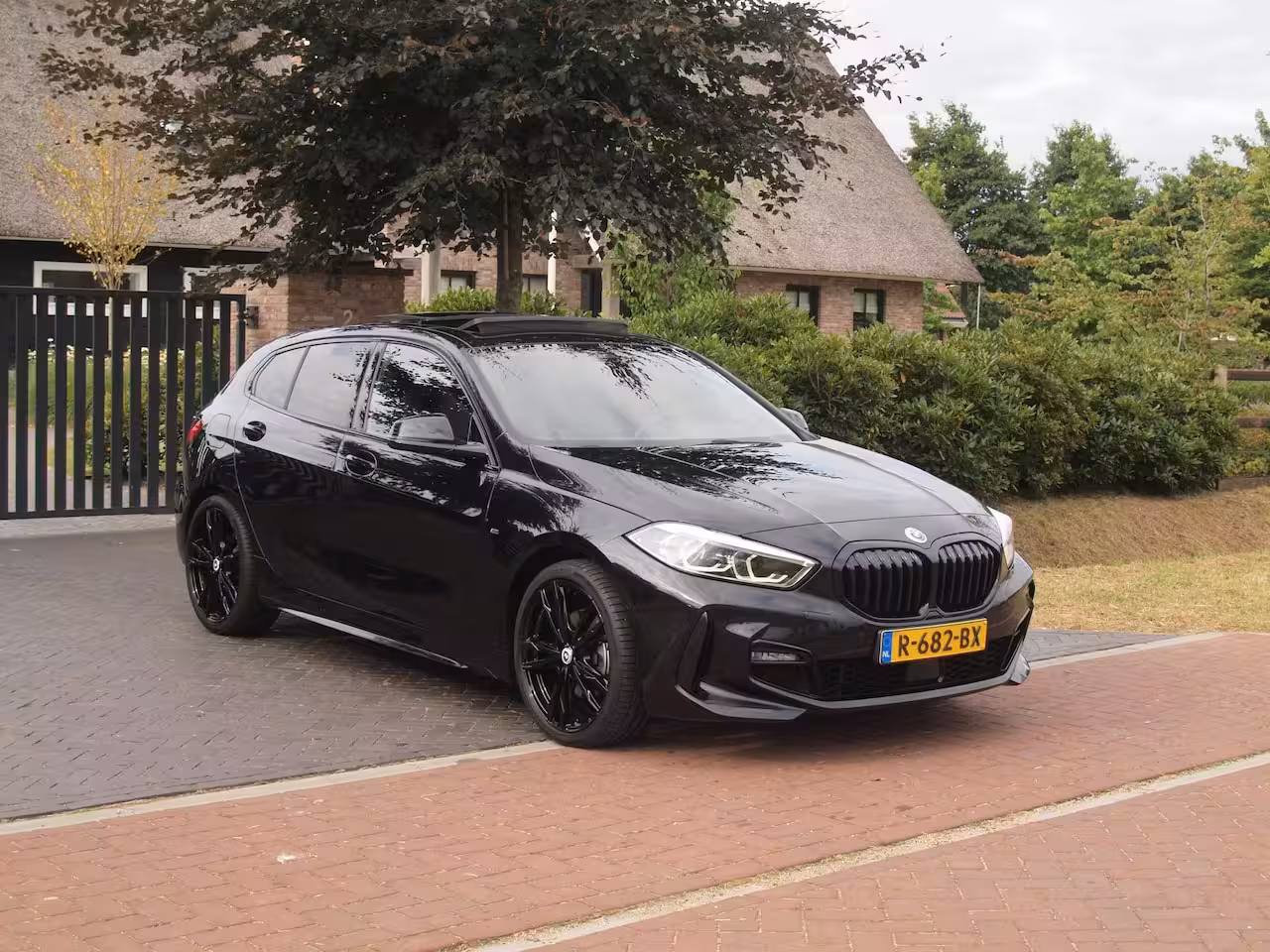 BMW 1-serie 118i Business Edition Plus | M-Pakket | Schaalstoelen | Panoramadak | Trekhaak | Camera |