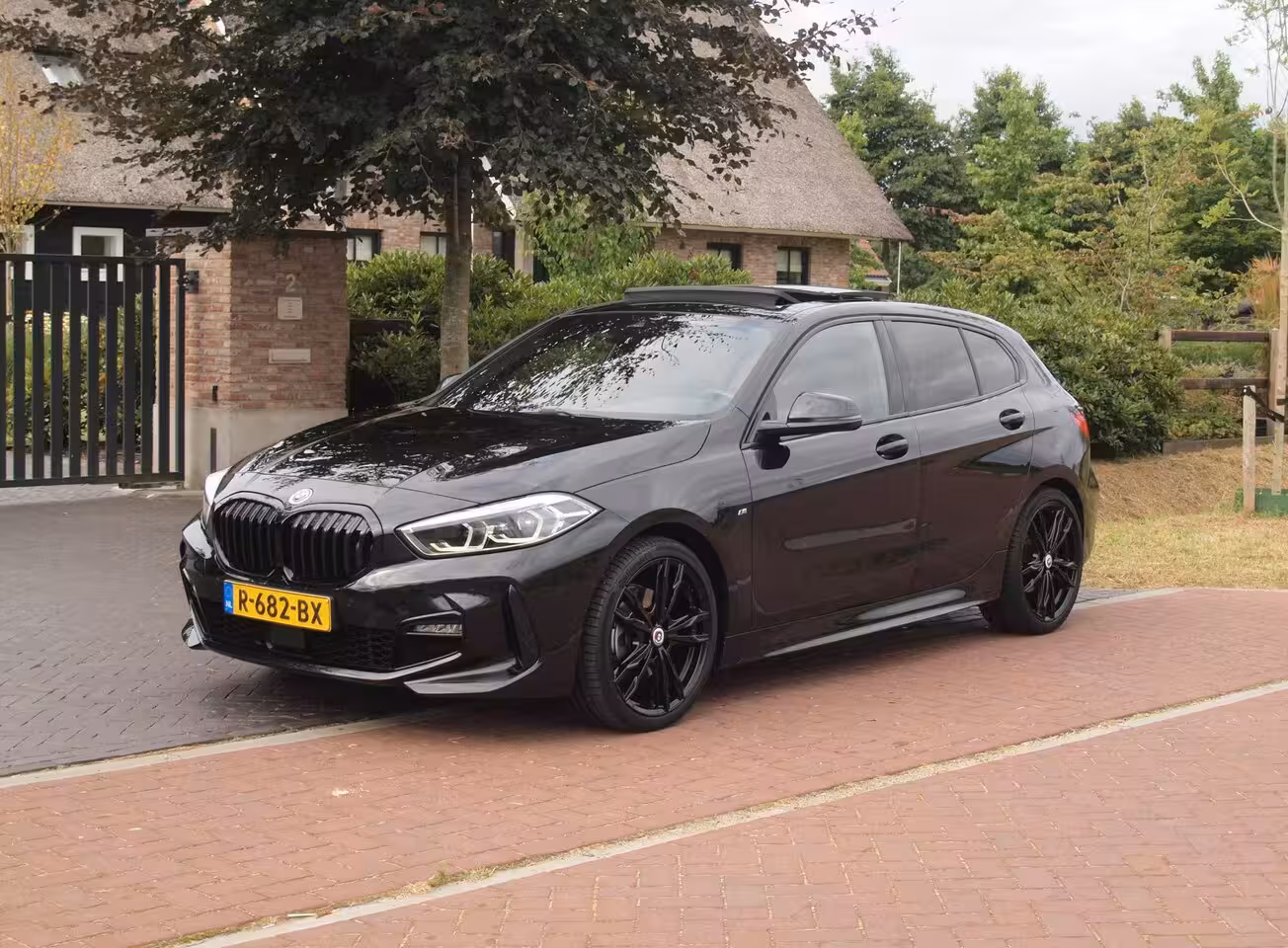BMW 1-serie 118i Business Edition Plus | M-Pakket | Schaalstoelen | Panoramadak | Trekhaak | Camera |