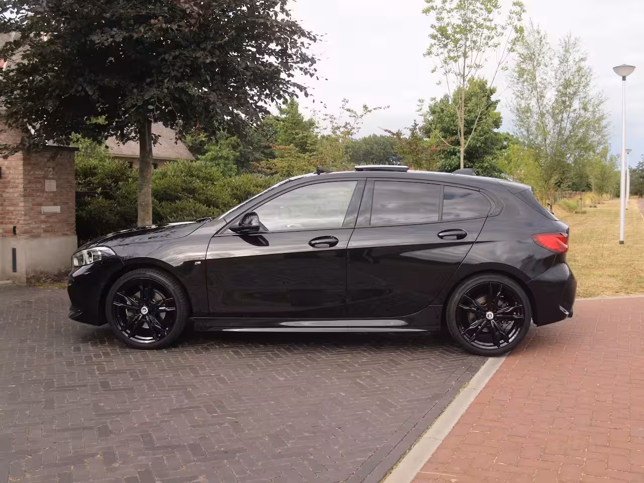BMW 1-serie 118i Business Edition Plus | M-Pakket | Schaalstoelen | Panoramadak | Trekhaak | Camera |