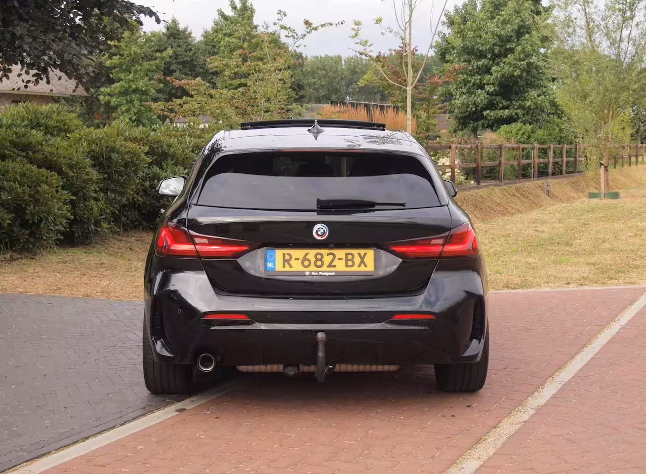 BMW 1-serie 118i Business Edition Plus | M-Pakket | Schaalstoelen | Panoramadak | Trekhaak | Camera |