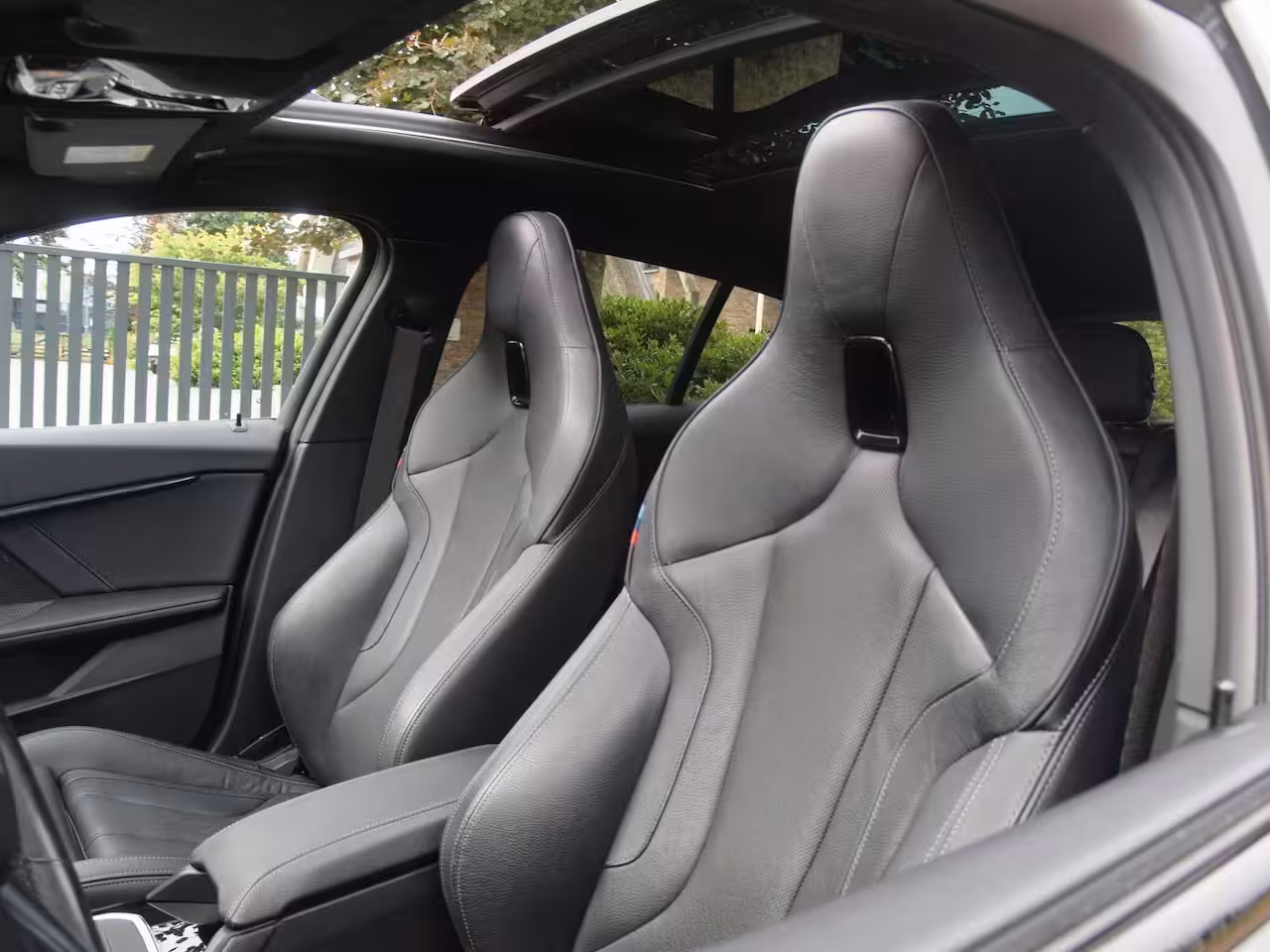 BMW 1-serie 118i Business Edition Plus | M-Pakket | Schaalstoelen | Panoramadak | Trekhaak | Camera |