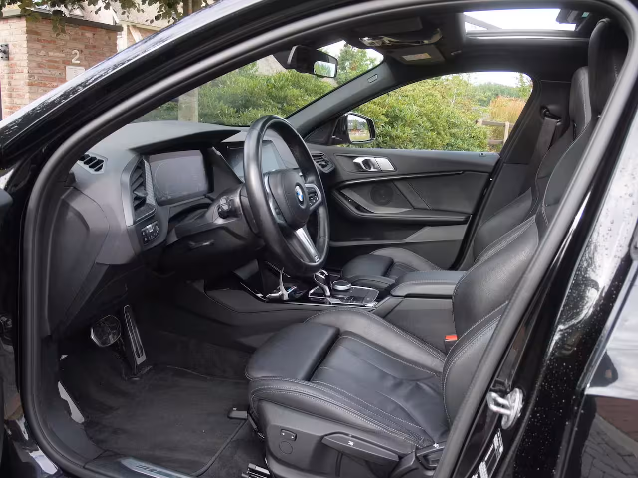 BMW 1-serie 118i Business Edition Plus | M-Pakket | Schaalstoelen | Panoramadak | Trekhaak | Camera |