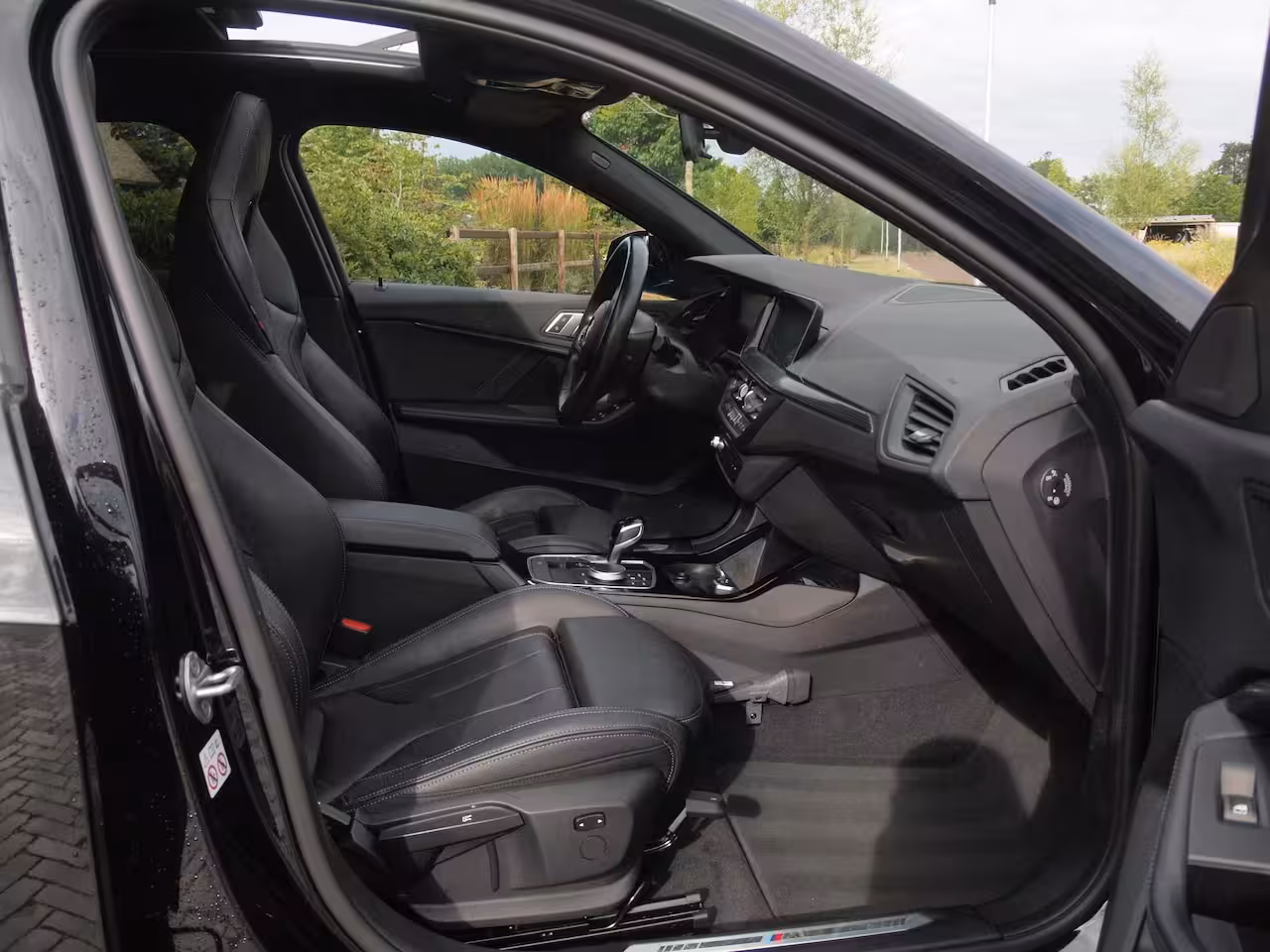 BMW 1-serie 118i Business Edition Plus | M-Pakket | Schaalstoelen | Panoramadak | Trekhaak | Camera |