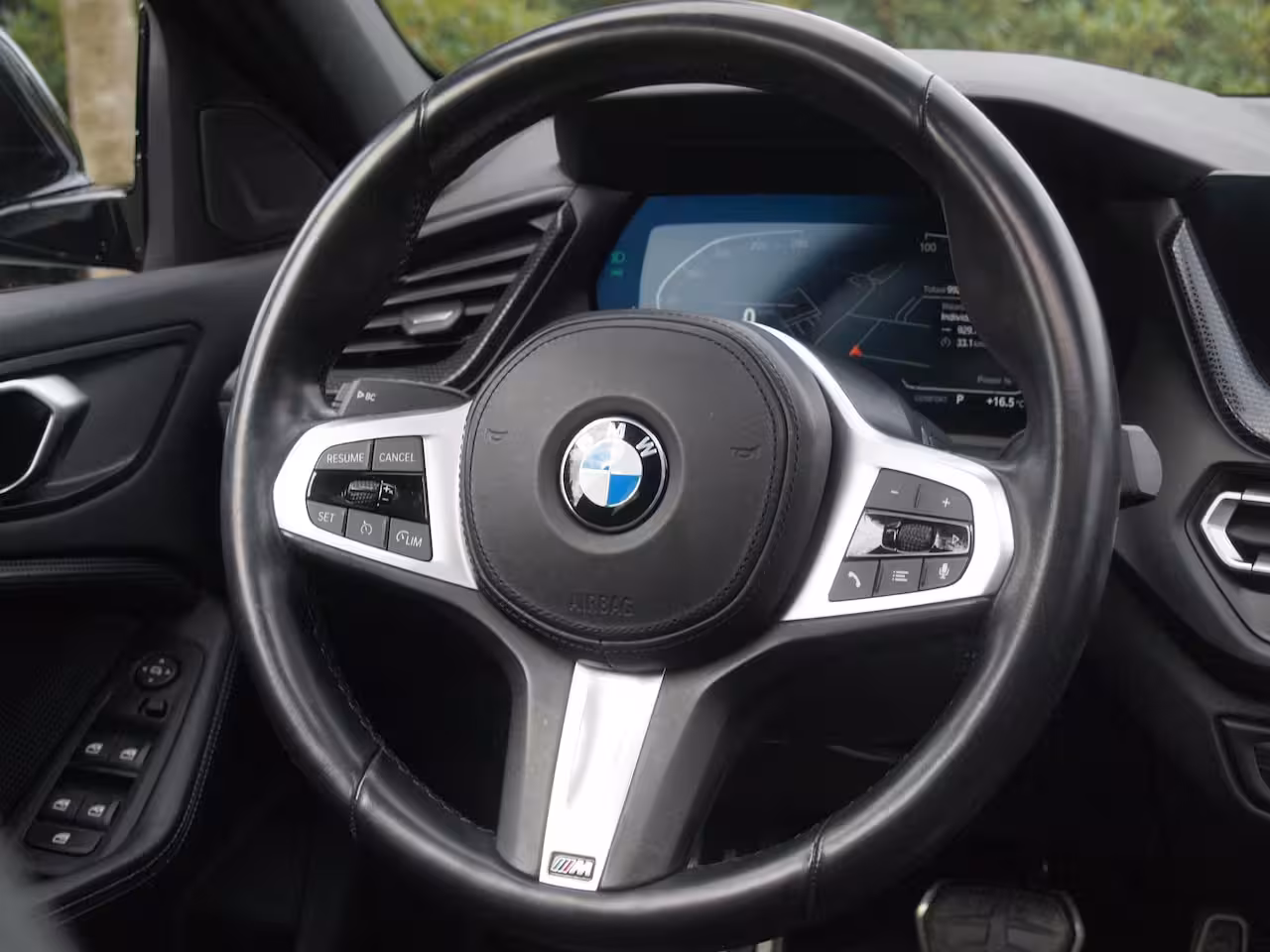 BMW 1-serie 118i Business Edition Plus | M-Pakket | Schaalstoelen | Panoramadak | Trekhaak | Camera |
