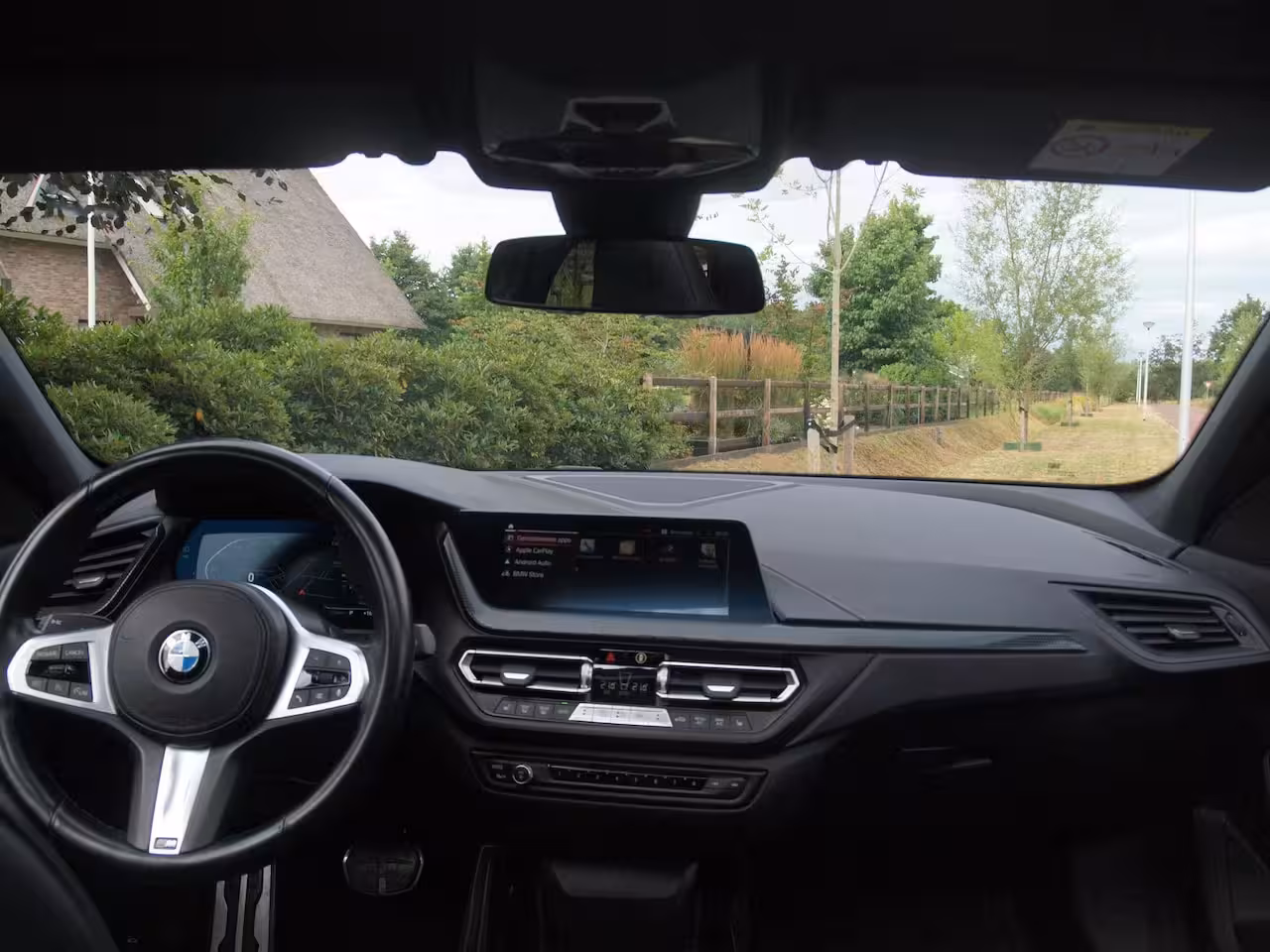 BMW 1-serie 118i Business Edition Plus | M-Pakket | Schaalstoelen | Panoramadak | Trekhaak | Camera |
