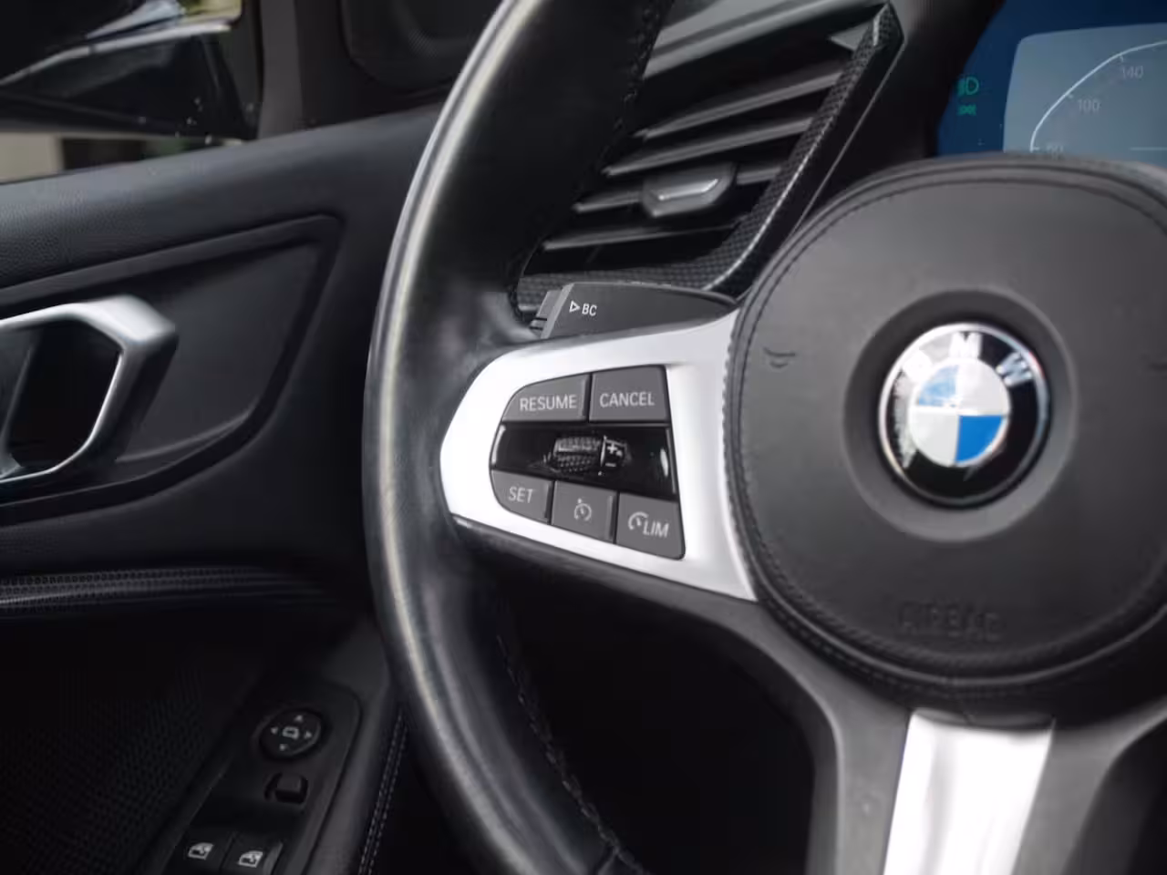 BMW 1-serie 118i Business Edition Plus | M-Pakket | Schaalstoelen | Panoramadak | Trekhaak | Camera |