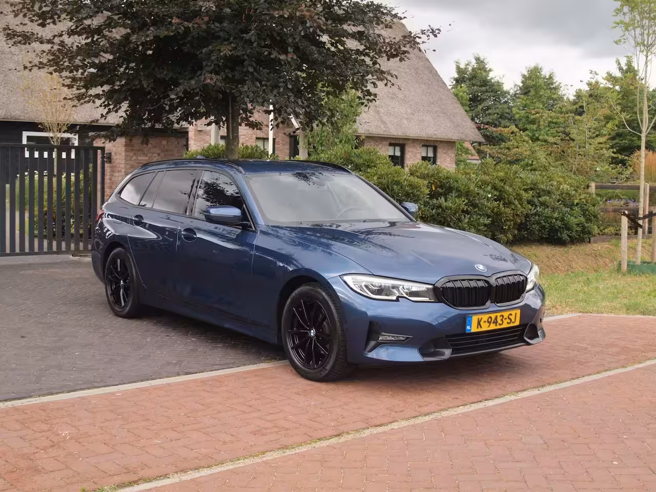 BMW 3-serie Touring 318i High Executive | Camera | Sfeerverlichting | Apple Carplay | LED-Laser | NL-Auto |