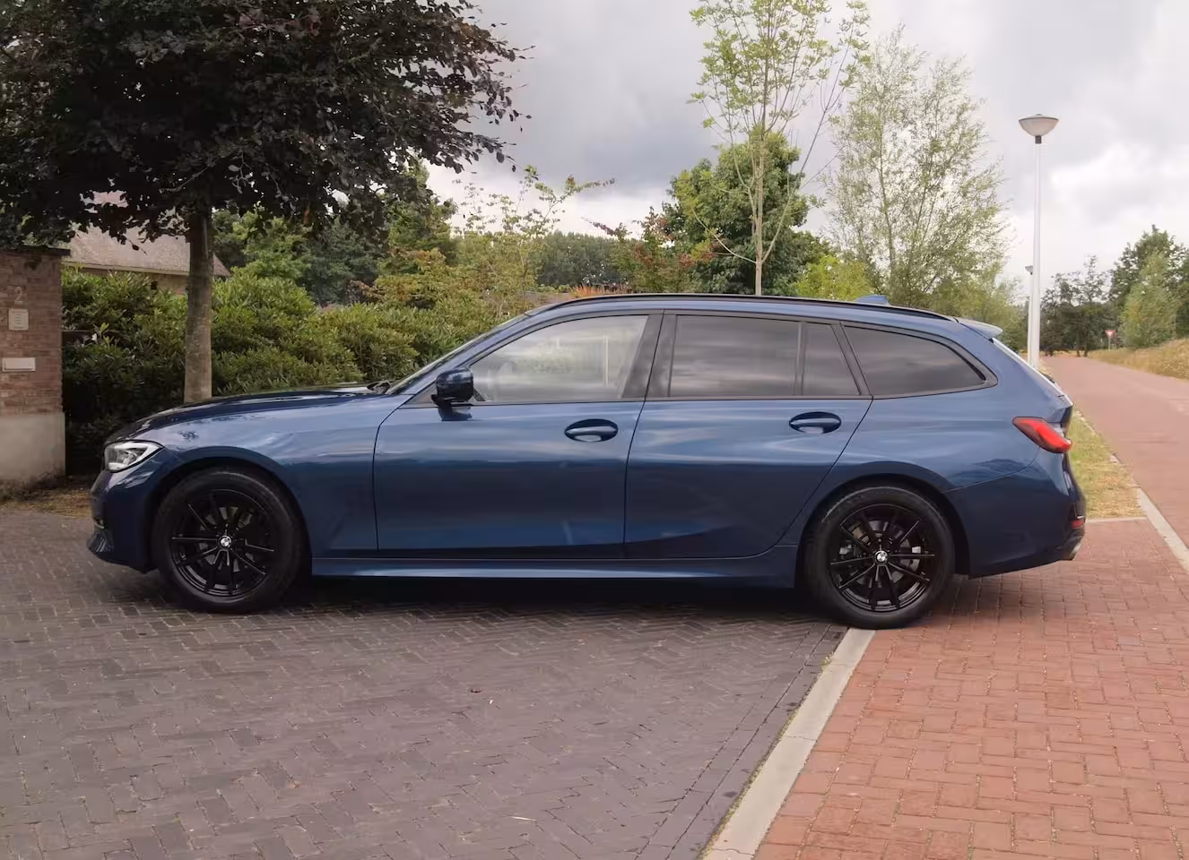 BMW 3-serie Touring 318i High Executive | Camera | Sfeerverlichting | Apple Carplay | LED-Laser | NL-Auto |