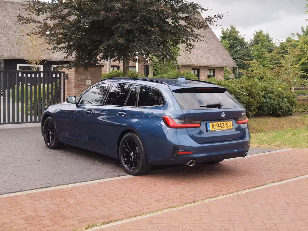 BMW 3-serie Touring 318i High Executive | Camera | Sfeerverlichting | Apple Carplay | LED-Laser | NL-Auto |