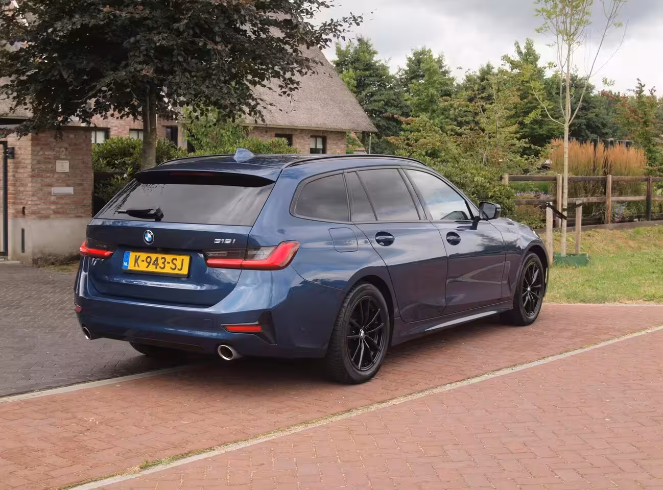 BMW 3-serie Touring 318i High Executive | Camera | Sfeerverlichting | Apple Carplay | LED-Laser | NL-Auto |