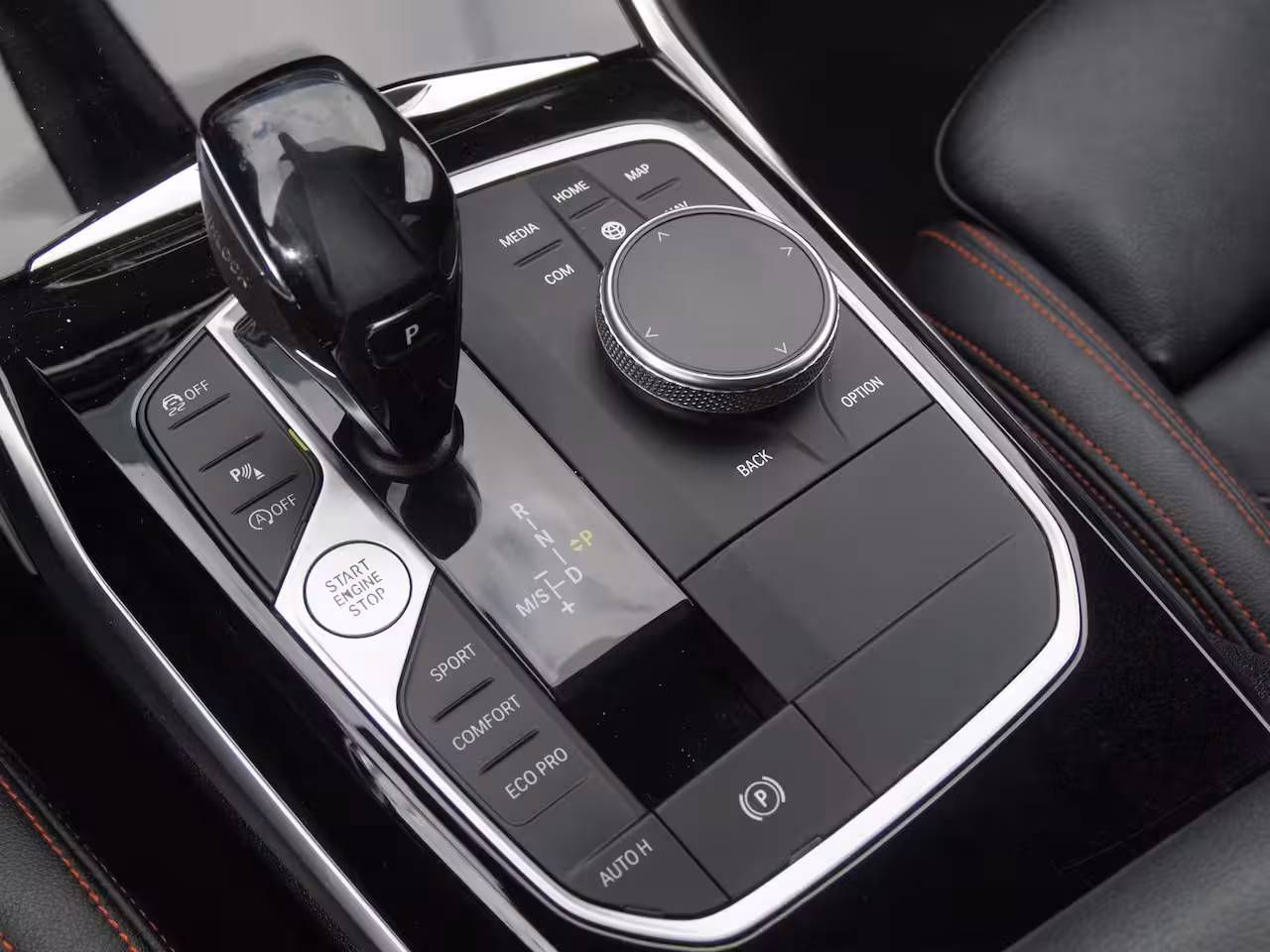 BMW 3-serie Touring 318i High Executive | Camera | Sfeerverlichting | Apple Carplay | LED-Laser | NL-Auto |