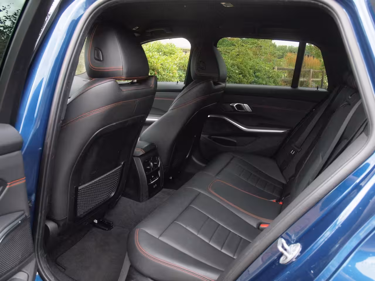 BMW 3-serie Touring 318i High Executive | Camera | Sfeerverlichting | Apple Carplay | LED-Laser | NL-Auto |
