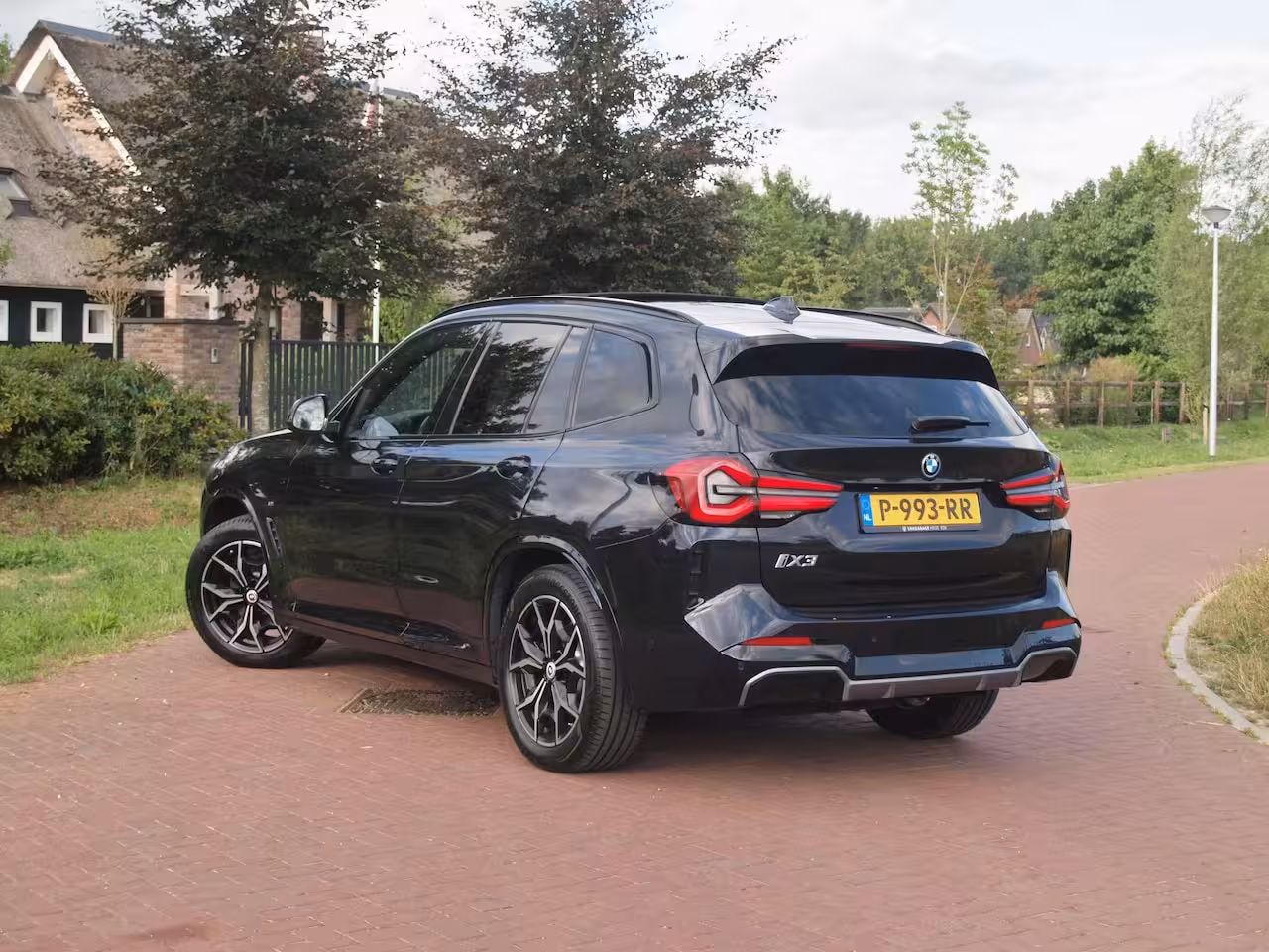 BMW iX3 Executive 80 kWh | Facelift Model | Shadow Line | Panoramadak | Camera | Sfeerverlichting