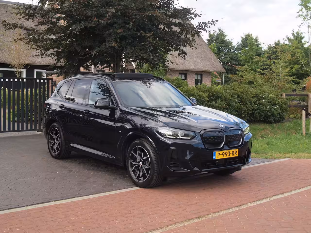 BMW iX3 Executive 80 kWh | Facelift Model | Shadow Line | Panoramadak | Camera | Sfeerverlichting