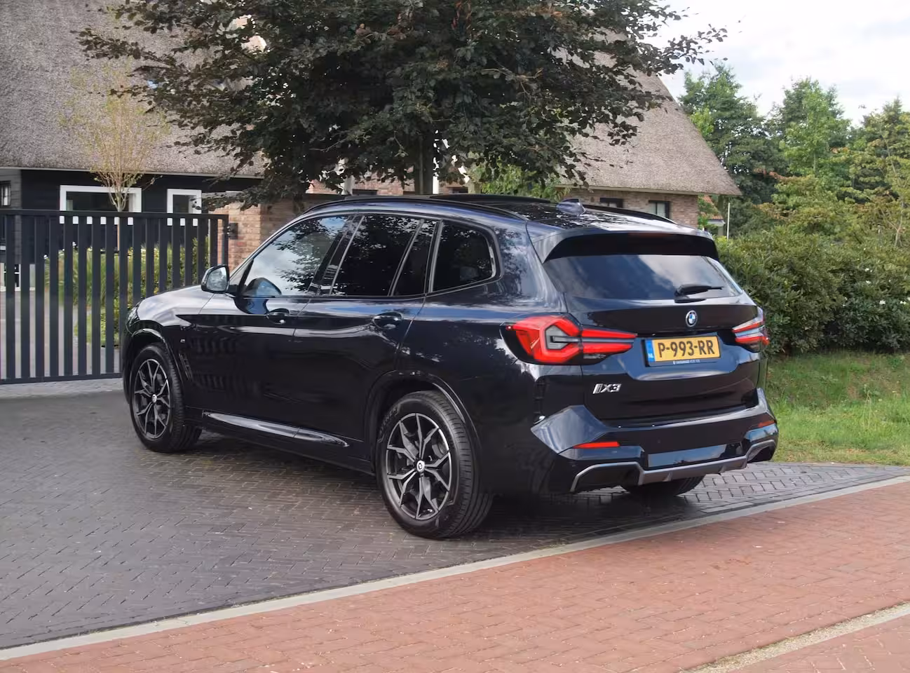 BMW iX3 Executive 80 kWh | Facelift Model | Shadow Line | Panoramadak | Camera | Sfeerverlichting