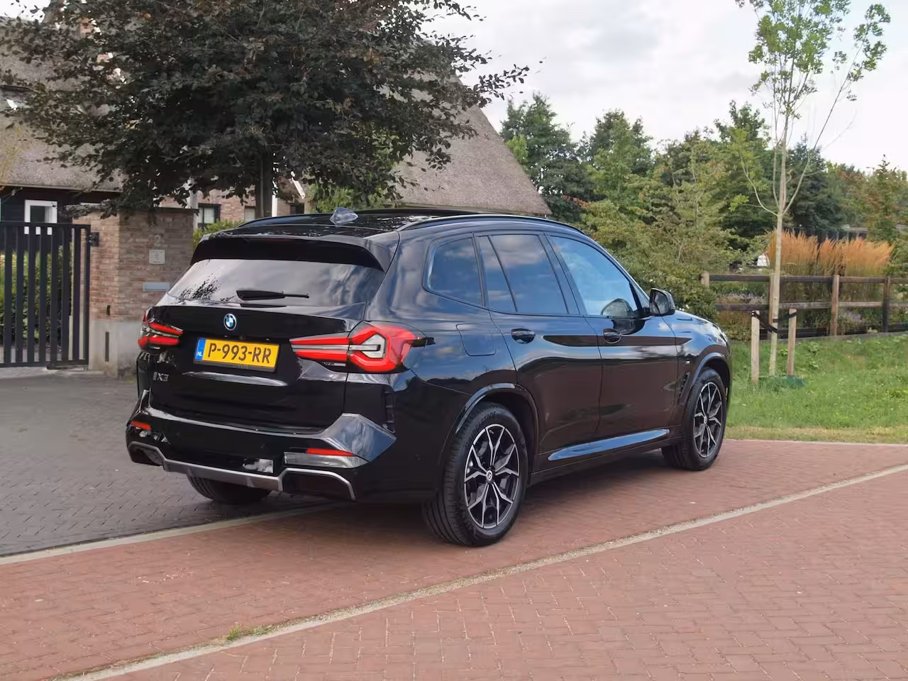 BMW iX3 Executive 80 kWh | Facelift Model | Shadow Line | Panoramadak | Camera | Sfeerverlichting