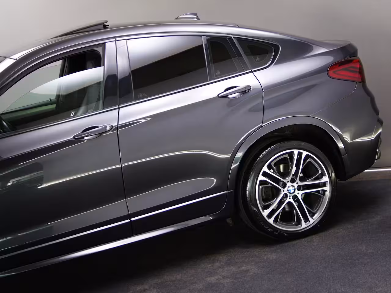 BMW X4 XDrive20i High Executive M-Sport (SCHUIF-/KANTELDAK, ACHTERUITRIJCAMERA, TREKHAAK, NAVIGAT