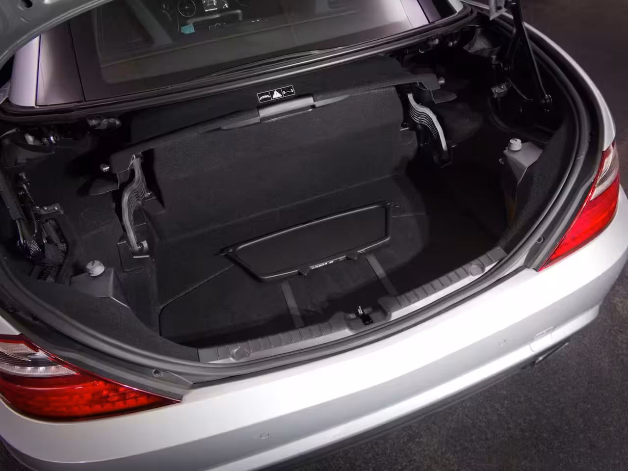 Mercedes-Benz SLK-klasse 200 AMG-Line (SFEERVERLICHTING, STOEL- & NEKVERWARMING, NAVIGATIESYSTEEM, CRUISE CONTROL,