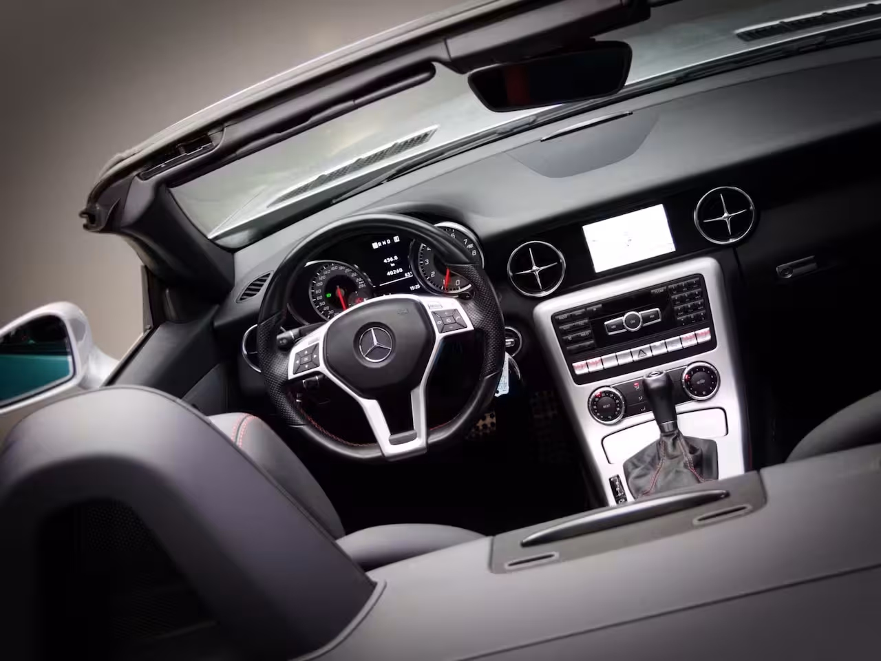 Mercedes-Benz SLK-klasse 200 AMG-Line (SFEERVERLICHTING, STOEL- & NEKVERWARMING, NAVIGATIESYSTEEM, CRUISE CONTROL,