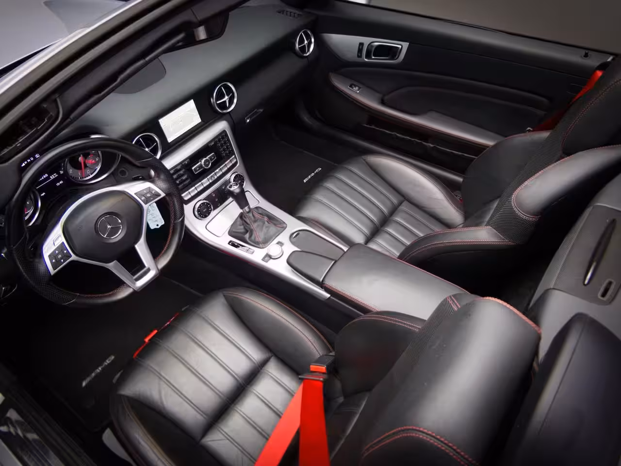 Mercedes-Benz SLK-klasse 200 AMG-Line (SFEERVERLICHTING, STOEL- & NEKVERWARMING, NAVIGATIESYSTEEM, CRUISE CONTROL,