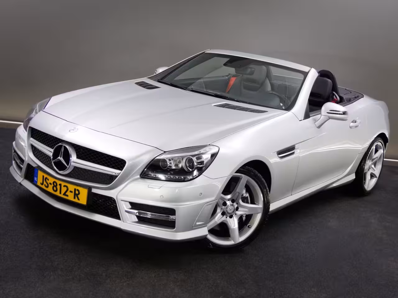 Mercedes-Benz SLK-klasse 200 AMG-Line (SFEERVERLICHTING, STOEL- & NEKVERWARMING, NAVIGATIESYSTEEM, CRUISE CONTROL,
