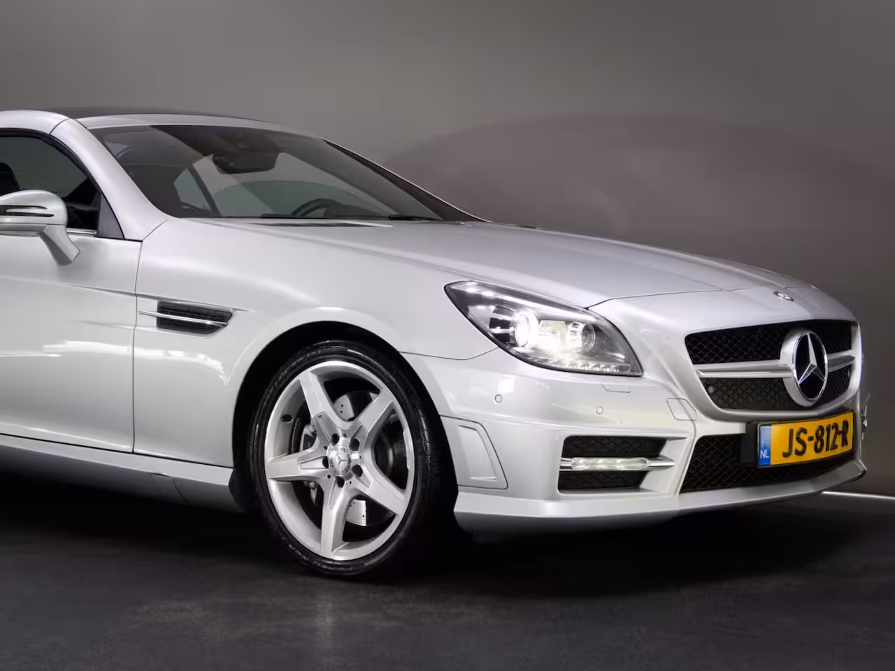 Mercedes-Benz SLK-klasse 200 AMG-Line (SFEERVERLICHTING, STOEL- & NEKVERWARMING, NAVIGATIESYSTEEM, CRUISE CONTROL,
