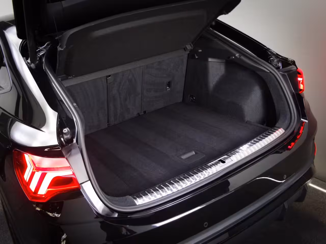 Audi Q3 Sportback 35 TFSI S-Line Edition Competition (APPLE CARPLAY/ANDROID AUTO, STOELVERWARMING, LED-MATRI