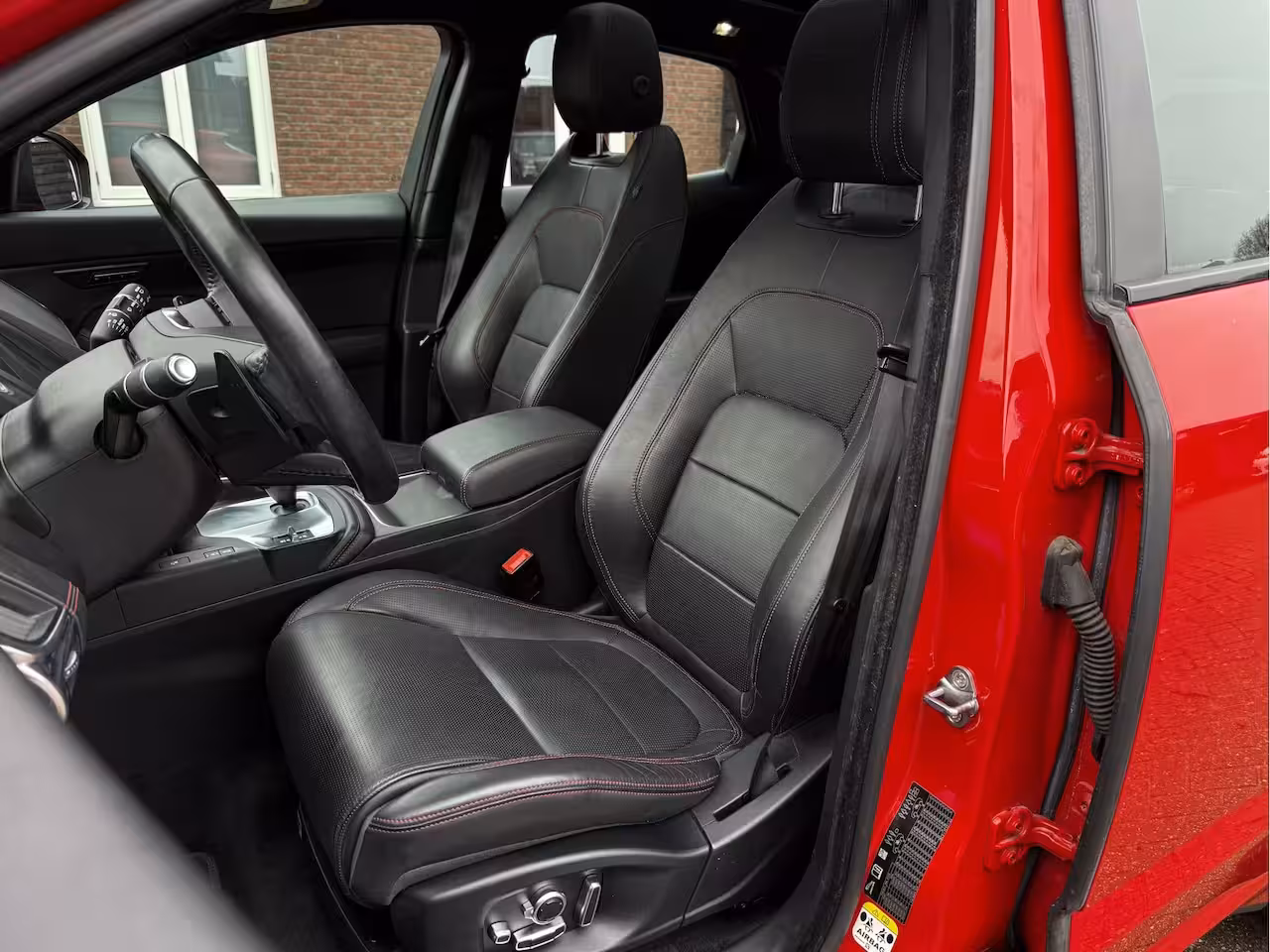 Jaguar E-Pace 2.0 P250 AWD First Edition Black Pack - Eerste eigenaar R-dynamic, Cruise, Elek. verw. sto