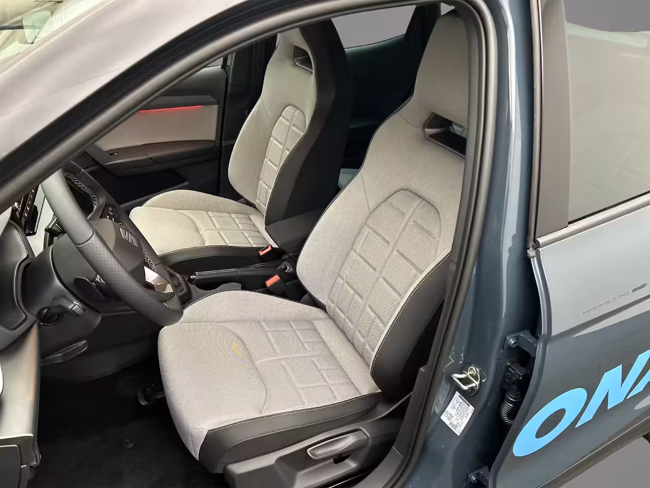Seat Arona 1.0 TSI 115pk FR Business Connect €478, - private lease of €2.000, - inruilpremie
