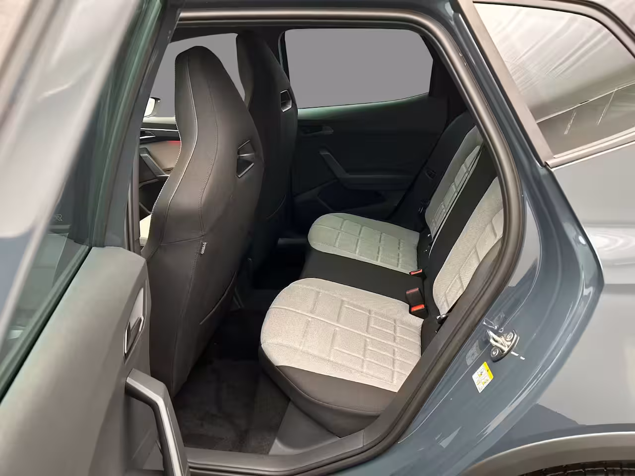 Seat Arona 1.0 TSI 115pk FR Business Connect €478, - private lease of €2.000, - inruilpremie