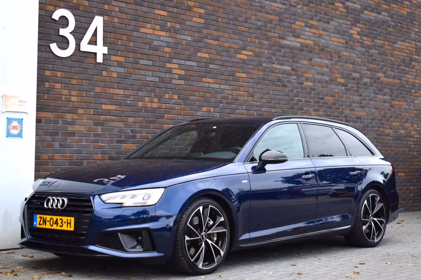 Audi A4 Avant 45 TFSI quattro Sport S line black edition