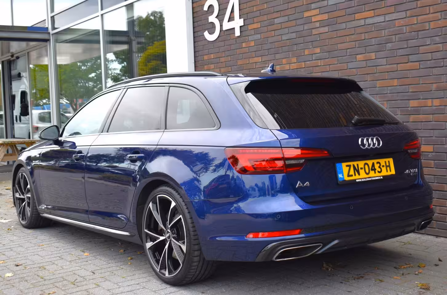 Audi A4 Avant 45 TFSI quattro Sport S line black edition