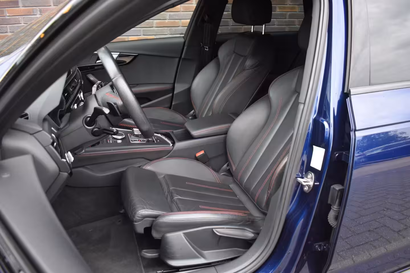 Audi A4 Avant 45 TFSI quattro Sport S line black edition