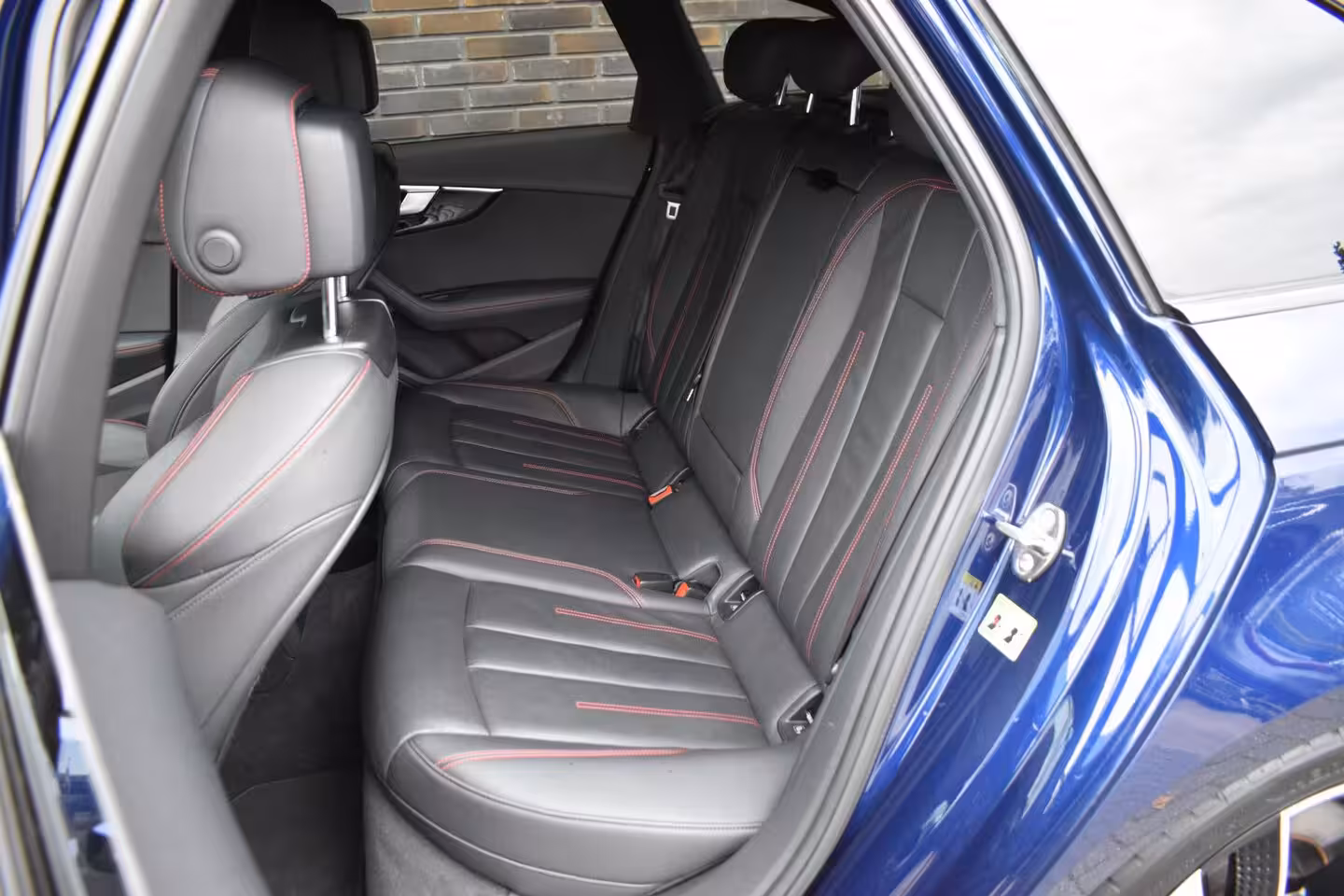 Audi A4 Avant 45 TFSI quattro Sport S line black edition