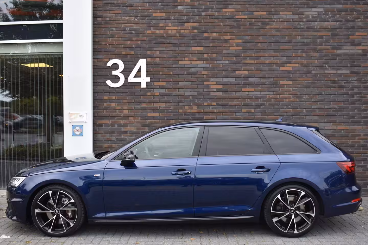 Audi A4 Avant 45 TFSI quattro Sport S line black edition