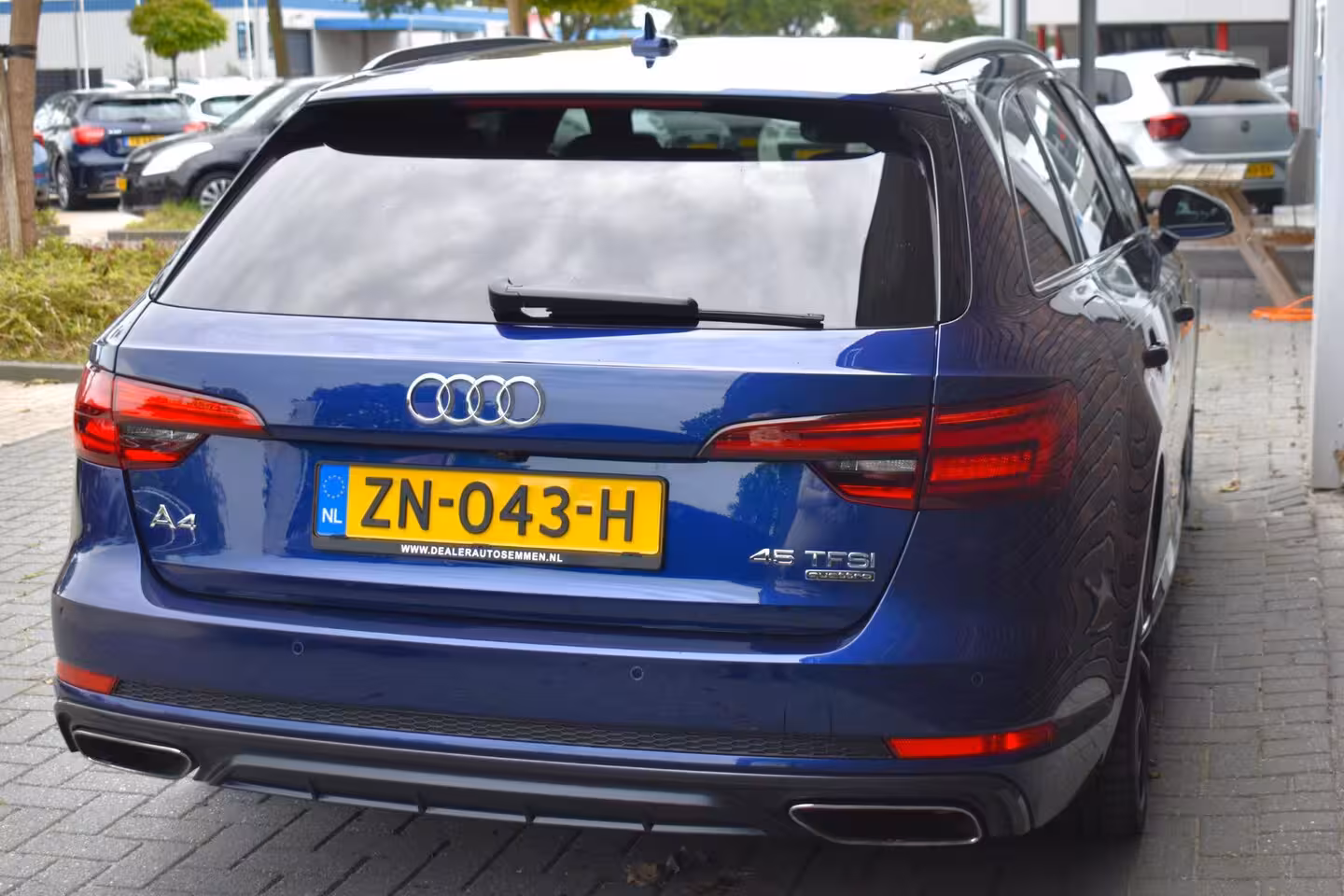 Audi A4 Avant 45 TFSI quattro Sport S line black edition