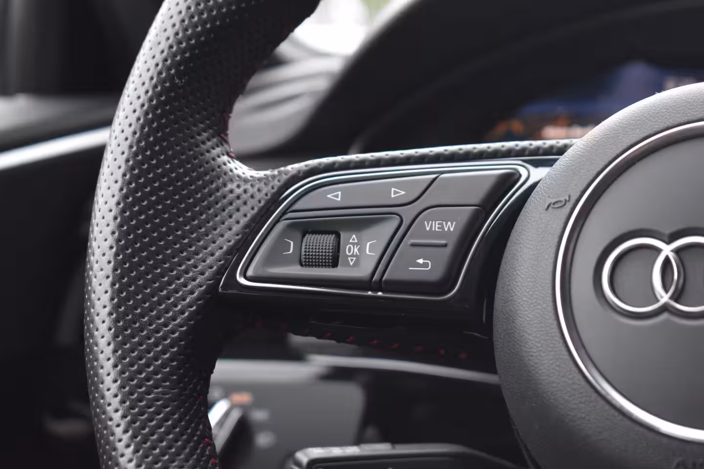 Audi A4 Avant 45 TFSI quattro Sport S line black edition