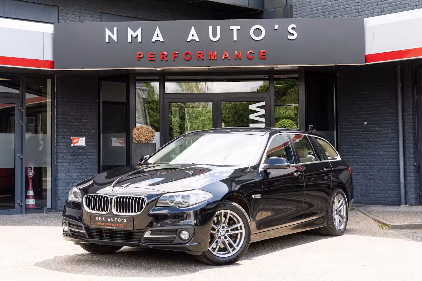 BMW 5-serie Touring 520i Executive CRUISE CONTROL/GOED ONDERHOUDEN/LEDER/STOELVERWARMING/ACHTERUITRIJCAMERA