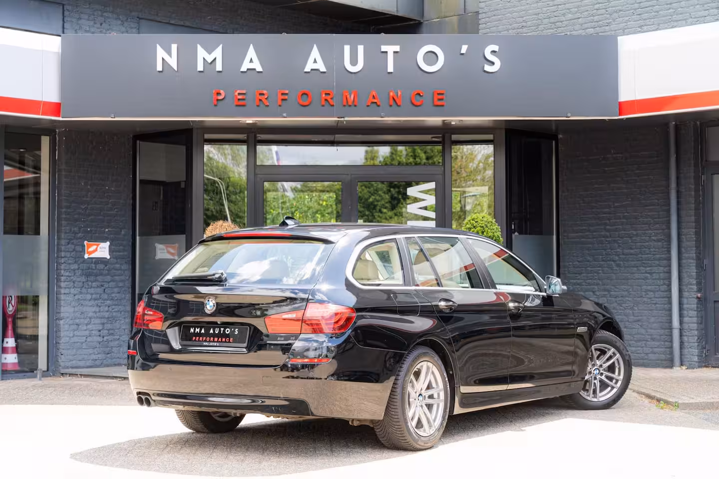 BMW 5-serie Touring 520i Executive CRUISE CONTROL/GOED ONDERHOUDEN/LEDER/STOELVERWARMING/ACHTERUITRIJCAMERA