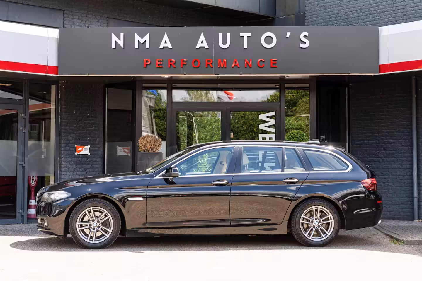 BMW 5-serie Touring 520i Executive CRUISE CONTROL/GOED ONDERHOUDEN/LEDER/STOELVERWARMING/ACHTERUITRIJCAMERA