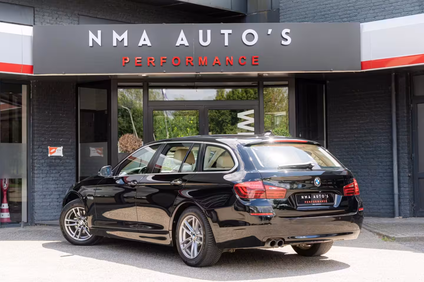 BMW 5-serie Touring 520i Executive CRUISE CONTROL/GOED ONDERHOUDEN/LEDER/STOELVERWARMING/ACHTERUITRIJCAMERA